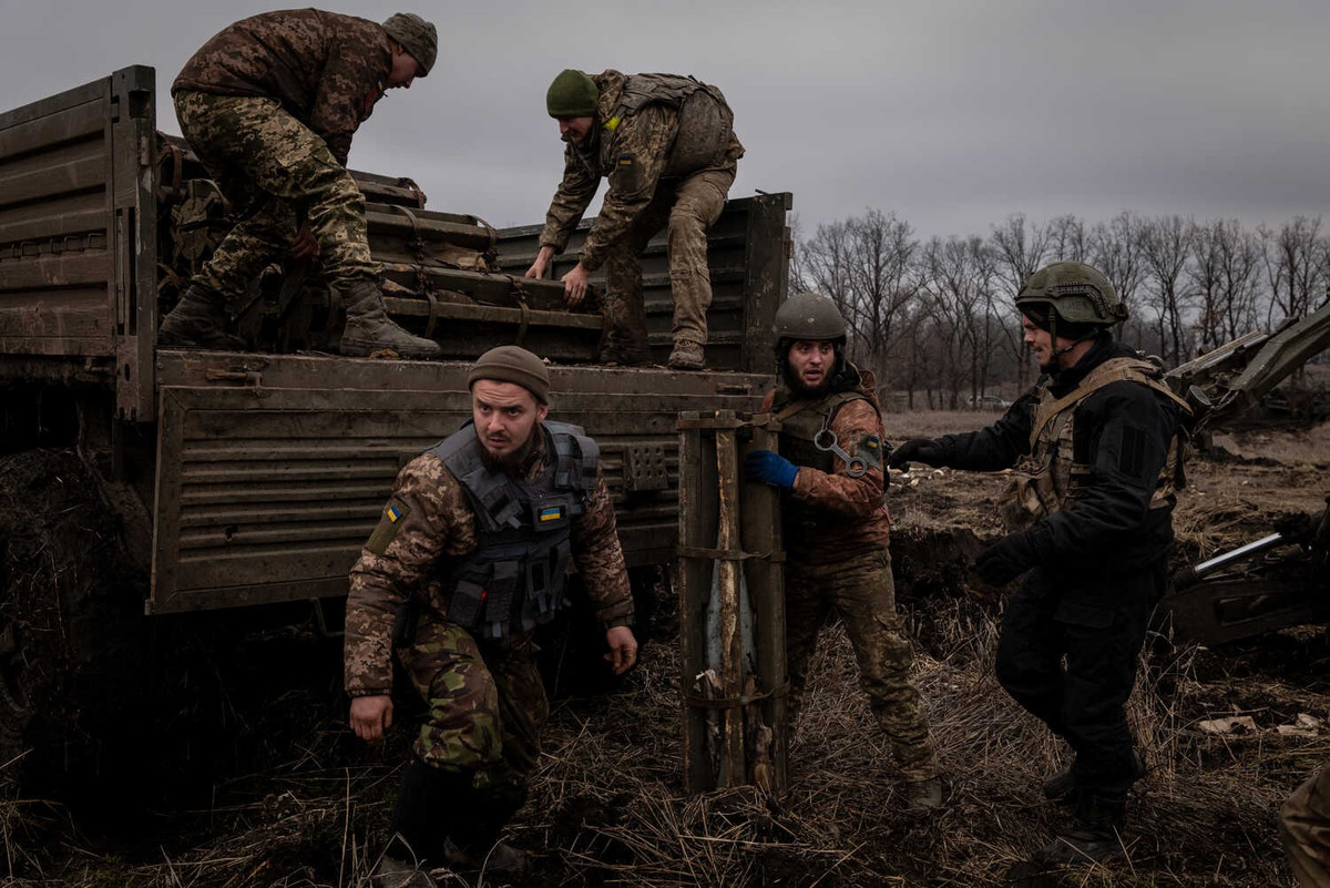 Trừ khi Quân đội Ukraine rút lui khỏi đó, nhưng điều này là không thực tế, bởi vì nơi này là trung tâm phòng thủ của Quân đội Ukraine trên toàn bộ phía bắc vùng Donetsk. Mặc dù tình hình của Quân đội Ukraine theo hướng này là rất khó khăn, nhưng xét theo tốc độ tiến quân của Quân đội Nga, họ sẽ không thể đạt được mục tiêu trong thời gian ngắn.