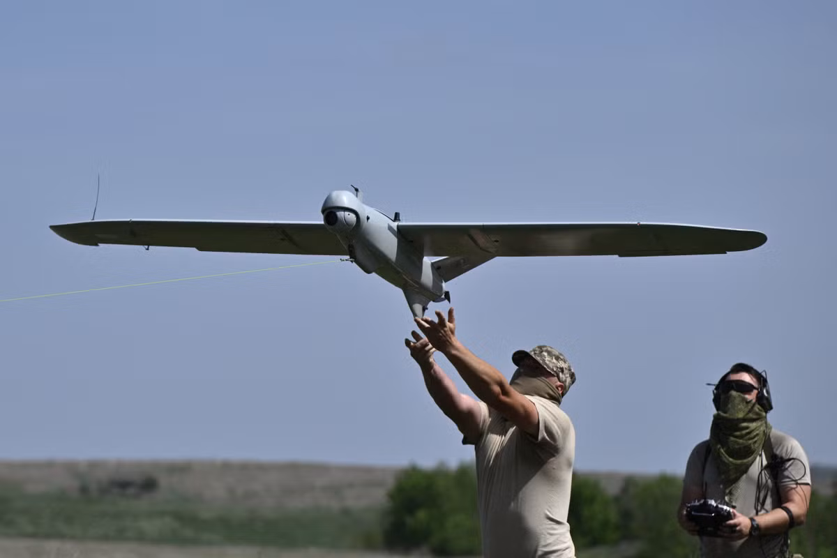 Ukraine đã tích cực sử dụng UAV FPV để nhắm vào cơ sở hạ tầng quân sự của Nga. Gần đây, máy bay không người lái Ukraine đã phá hủy một hệ thống tác chiến điện tử Peroed của Nga ở khu vực Kharkiv, cũng như một hệ thống phòng không Tor ở khu vực Kupiansk, điều này cho thấy sự hiệu quả ngày càng tăng trong các hoạt động sử dụng UAV của Ukraine.