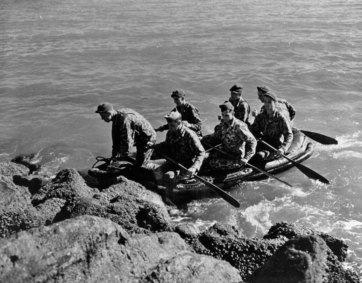 Tiền thân của SEAL là các đơn vị trinh sát đổ bộ bí mật, hoạt động trong Thế chiến 2 và Quân đội Mỹ đã nhận ra giá trị của lực lượng này. Phiên bản đầu tiên của SEAL là đơn vị Scouts và Raiders, những người được đào tạo để thực hiện trinh sát trên các bãi biển đổ bộ. Họ lần đầu tiên được triển khai đến Bắc Phi và Địa Trung Hải trong Chiến dịch Torch trong Thế chiến 2. Ảnh: COPP Survey.