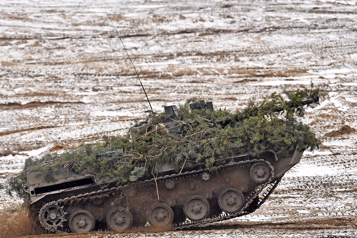 Nakidka là một hệ thống ngụy trang của Nga sử dụng vật liệu hấp thụ sóng radar (RAM) để tăng khả năng tàng hình cho nhiều loại phương tiện quân sự, bao gồm xe chiến đấu bộ binh BMP-3 và nhiều xe tăng khác. Ảnh: RIA Novosti.