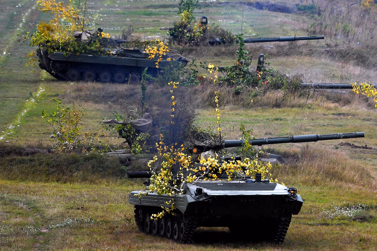 Một số nguồn tin cho hay, các phiên bản BMP-3 mới nhất còn được trang bị thêm lớp bảo vệ gồm lưới chống tích lũy và màn hình bọc thép, cùng với bộ dụng cụ Nakidka để bảo vệ thiết bị khỏi bị phát hiện hình ảnh nhiệt. Ảnh: RIA Novosti.