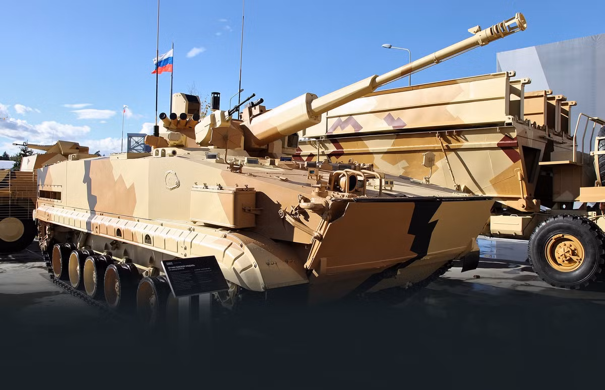 Khi hoạt động, các cảm biến của Rys (Lynx) tìm kiếm UAV trong khu vực. Nếu phát hiện UAV, hệ thống sẽ phân tích tín hiệu liên lạc và đưa ra chiến thuật gây nhiễu hiệu quả. Các máy phát gây nhiễu làm gián đoạn việc điều khiển và điều hướng của UAV, có thể khiến UAV mất liên lạc với người điều khiển hoặc mất phương hướng. Trong một số trường hợp, hệ thống có thể giành quyền kiểm soát UAV khỏi đối phương. Ảnh: forum.warthunder.com.