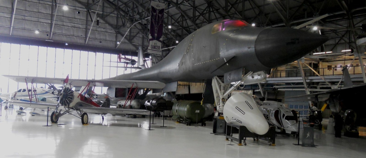 Năm 1980, dự án B-1 lại được để ý đến do máy bay có khả năng đánh bom chớp nhoáng. Do những khó khăn của việc chế tạo B-1A, các yêu cầu thiết kế đối với phiên bản B-1B đã được giảm xuống, vận tốc tối đa của B-1B chỉ đạt Mach 1,25.