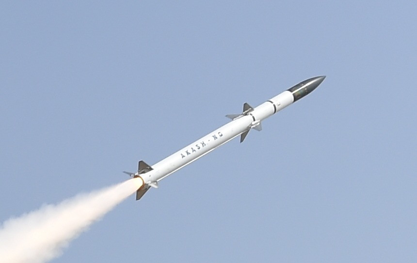 Tên lửa có đầu đạn nổ mạnh, phân mảnh nặng 60 kg với ngòi nổ gần. Hệ thống Akash hoàn toàn cơ động và có khả năng bảo vệ các đoàn xe đang di chuyển. Bệ phóng đã được tích hợp với cả phương tiện bánh lốp và bánh xích. Ảnh: Wikipedia.