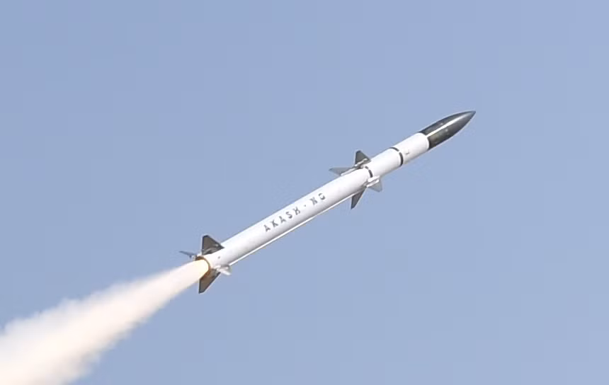 Tên lửa có đầu đạn nổ mạnh, phân mảnh nặng 60 kg với ngòi nổ gần. Hệ thống Akash hoàn toàn cơ động và có khả năng bảo vệ các đoàn xe đang di chuyển. Bệ phóng đã được tích hợp với cả phương tiện bánh lốp và bánh xích. Ảnh: Wikipedia.