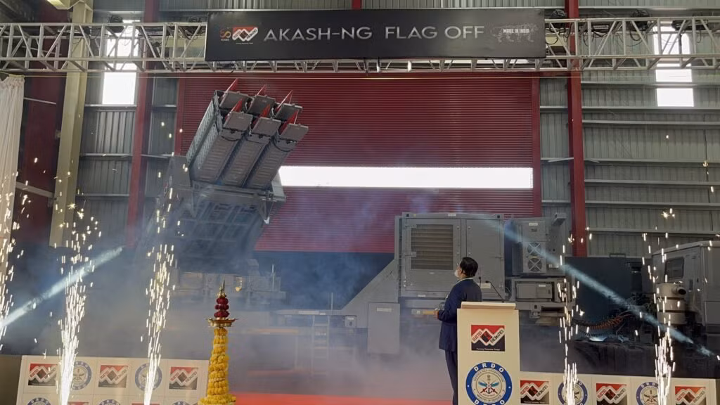 Theo báo cáo “Thị trường Quốc phòng Ấn Độ 2023-2028 ” của GlobalData, trong giai đoạn 2023-2033, Quân đội Ấn Độ dự kiến sẽ đầu tư tổng cộng 13,2 tỷ USD để mua 5 khẩu đội tên lửa Akash. Ảnh: Machine Maker.