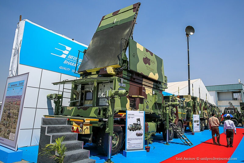 Mỗi khẩu đội Akash bao gồm bốn bệ phóng tự hành, radar cấp pin Rajendra và một trạm chỉ huy. Akash có khả năng theo dõi mục tiêu ở khoảng cách khoảng 150 km, đưa ra cảnh báo sớm cho hệ thống và người vận hành. Ảnh: Strategicfront.