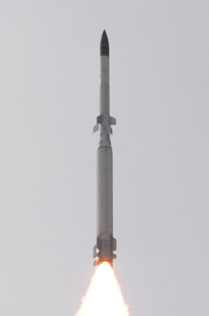 Khác với AD-1, THAAD là tên lửa một giai đoạn. AD-1, với thiết kế hai giai đoạn, có nhiều lợi ích như phạm vi dài hơn, tốc độ cao hơn, khả năng cơ động tốt hơn và đạt độ cao lớn hơn. THAAD sử dụng đầu đạn tiêu diệt khi va chạm và cảm biến hồng ngoại, giúp phân biệt đầu đạn và mồi bẫy nhờ theo dõi độ phân giải cao, yêu cầu hướng dẫn và kiểm soát rất chính xác.