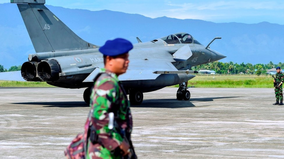 Thay vào đó, Indonesia lại bày tỏ sự quan tâm tới máy bay chiến đấu Rafale của Pháp. Đây được coi là sự lựa chọn khéo léo. Quyết định này đặc biệt quan trọng vì Indonesia hiện vẫn đang sử dụng những chiếc Su-27 và vẫn cần sự bảo đảm kỹ thuật từ Nga.
