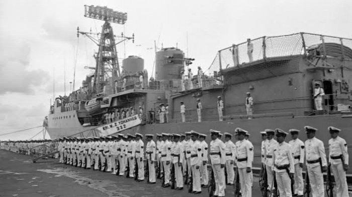 Liên Xô đã tặng cho Indonesia tàu tuần dương lớp Irian, mang tên Ordzhonikidze. Đây là tàu tuần dương hạng nhẹ của Hải quân Liên Xô, một phần của Dự án 68-bis, thường được gọi là Sverdlov. Từ năm 1963 đến năm 1972, nó phục vụ trong Hải quân Indonesia với tên gọi KRI Irian (201) và tàu tuần dương này là một trong những tàu chiến lớn nhất có trong biên chế của Hải quân Indonesia.