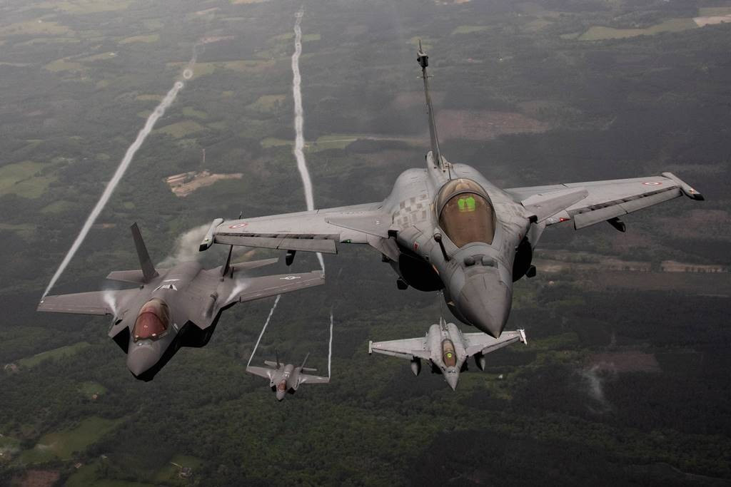 Cả Su-35 và Rafale đều được trang bị hệ thống radar tiên tiến, Su-35 được trang bị radar Irbis-E, còn Rafale sử dụng radar quét mảng điện tử chủ động RBE2 AA. Các hệ thống này đều có khả năng phát hiện và theo dõi tầm xa, tấn công nhiều mục tiêu và chống lại các biện pháp đối phó điện tử.