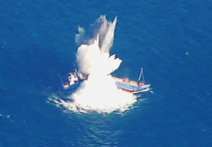 Khi căng thẳng với các đối thủ lớn như Trung Quốc tiếp tục leo thang, việc phát triển QUICKSINK được xem là một cải thiện quan trọng cho kho vũ khí chống tàu của Không quân Mỹ. Với quan điểm quyết đoán của Trung Quốc về Đài Loan và khả năng xảy ra các xung đột hải quân, Không quân Mỹ hướng đến việc nâng cao khả năng của mình để đối phó với lực lượng hải quân Trung Quốc. Ảnh: Tàu chở hàng Monarch Countess đã chìm xuống dưới nước vịnh Mexico sau khi bị trúng vũ khí QUICKSINK/ Không quân Mỹ.