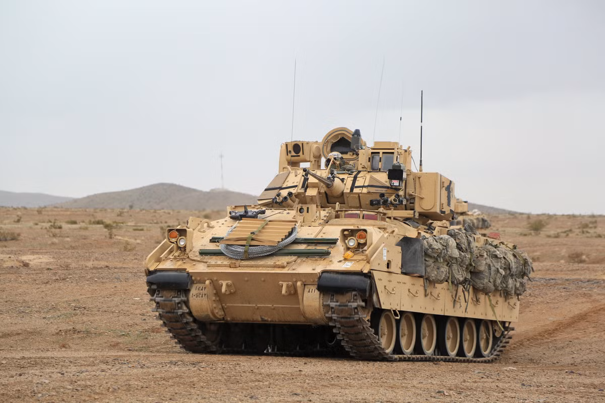 Không giống như xe tăng Nga, lồng chống UAV trên xe chiến đấu Bradley của Ukraine vẫn cho phép xoay tháp pháo hoàn toàn và ít tác động đến khả năng tác chiến của xe. Các cảm biến mặc dù bị cản trở một chút, nhưng vẫn hoạt động tốt.