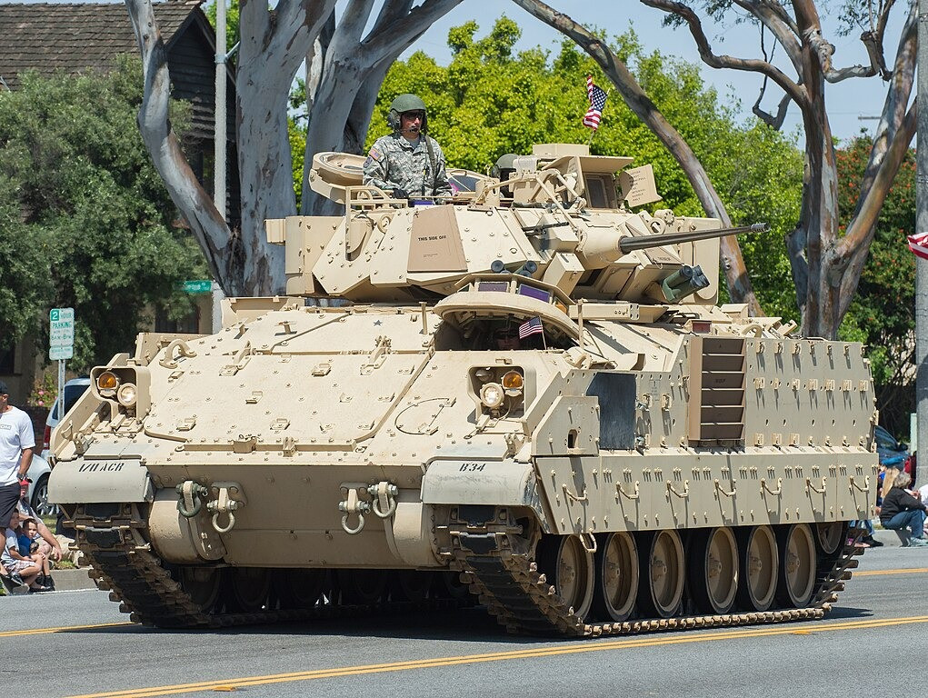 M2A2 Bradley là xe chiến đấu bộ binh đa năng được thiết kế để vận chuyển tối đa 10 binh lính, trong khi vẫn cung cấp khả năng bảo vệ và hỗ trợ hỏa lực đáng kể. Xe được trang bị một khẩu pháo tự động M242 Bushmaster 25 mm có khả năng bắn đạn xuyên giáp và đạn nổ, ngoài ra còn có hai bệ phóng tên lửa TOW để chống tăng tầm xa. Xe cũng có một súng máy 7,62 mm M240C. Ảnh: Wikimedia Commons.