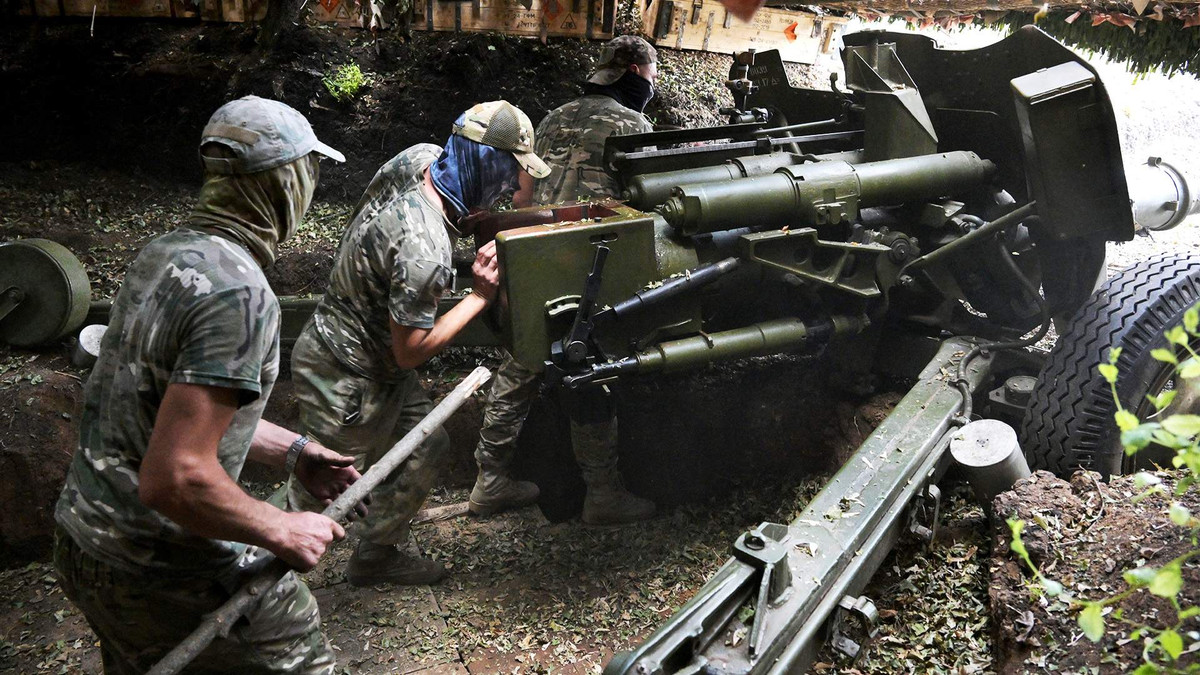 Trong khi đó, lực lượng Ukraine vẫn không ngừng tấn công vào các thành phố của Nga. Ông Alexey Smirnov, quyền Thống đốc tỉnh Kursk, cho biết lực lượng phòng không Nga đã bắn hạ bốn tên lửa "Tochka-U" trên bầu trời khu vực này. Thị trưởng Kursk, ông Igor Kutsak, báo cáo rằng một cuộc tấn công bằng UAV của Ukraine đã bị đẩy lùi với một số thiệt hại nhỏ và một đám cháy xảy ra tại một khu vườn, nhưng may mắn không có ai bị thương. Nguồn ảnh: Ria Novosti.