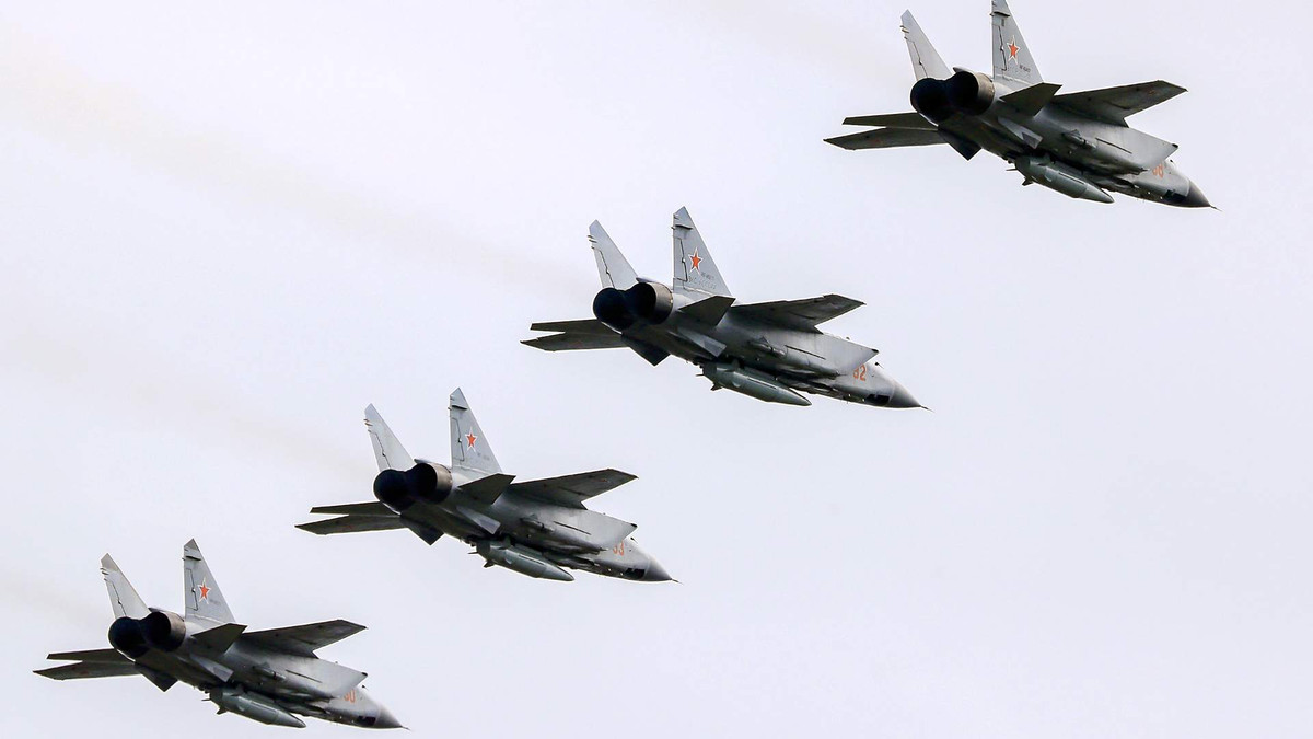 Ông Shkuratov nhận định, các máy bay F-16 chủ yếu được đặt tại các tỉnh phía tây Ukraine để tránh nằm trong tầm tấn công hiệu quả của Nga. Tuy nhiên, việc phá hủy hạ tầng hàng không là một chiến lược đúng đắn, khi các máy bay của Ukraine buộc phải rời sân bay và luôn ở trạng thái phòng thủ, không thể sử dụng chúng hiệu quả do lo ngại về việc bảo vệ tài sản hơn là thực hiện nhiệm vụ chiến đấu. Nguồn ảnh: Ria Novosti.