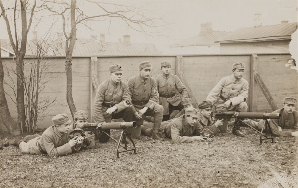 Trong cuộc nội chiến Nga, súng máy Lewis được cả phe Hồng Quân, Bạch Vệ và quân Xanh Makhno sử dụng. Mỹ cũng mang theo súng máy Lewis viện trợ cho quân Bạch Vệ tại Viễn Đông. Quân Bạch Vệ tại Tây Bắc Nga lại được viện trợ từ người Anh.