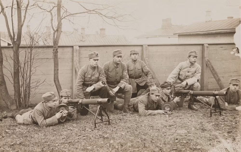 Trong cuộc nội chiến Nga, súng máy Lewis được cả phe Hồng Quân, Bạch Vệ và quân Xanh Makhno sử dụng. Mỹ cũng mang theo súng máy Lewis viện trợ cho quân Bạch Vệ tại Viễn Đông. Quân Bạch Vệ tại Tây Bắc Nga lại được viện trợ từ người Anh.