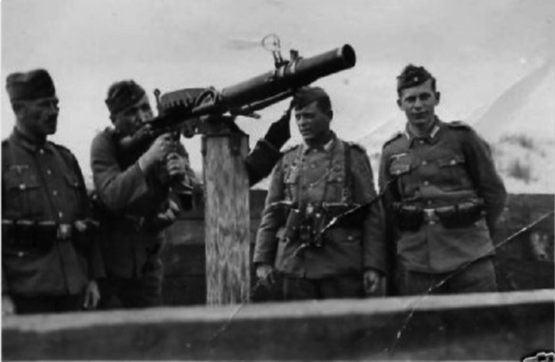 Những khẩu súng máy Lewis là chiến lợi phẩm được người Đức đặt tên định danh mới là MG137 và biên chế cho các đơn vị dân quân Volkssturm. Sau Thế chiến II, súng máy Lewis còn được sử dụng trong Chiến tranh Triều Tiên, Khủng hoảng Malaysia, Chiến tranh tại Đông Dương, Chiến tranh Pháp - Algeria, Chiến tranh Arab-Israel...