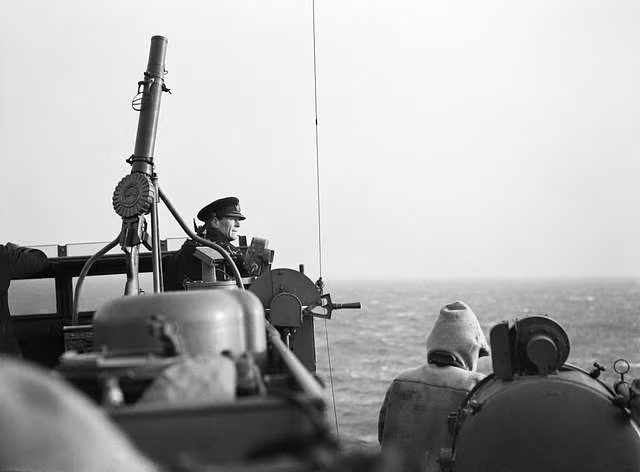 Tại Nga, quân đội của Sa Hoàng cũng tiến hành đặt mua súng máy Lewis từ cả Anh và Mỹ. Tổng cộng, cho tới năm 1917, Nga đã mua của Anh 1.860 khẩu và mua của Mỹ 9.600 khẩu Lewis. Những khẩu súng máy Lewis mua từ Mỹ còn được đặt hàng riêng để có thể sử dụng được đạn 7,62x54mm của Nga.