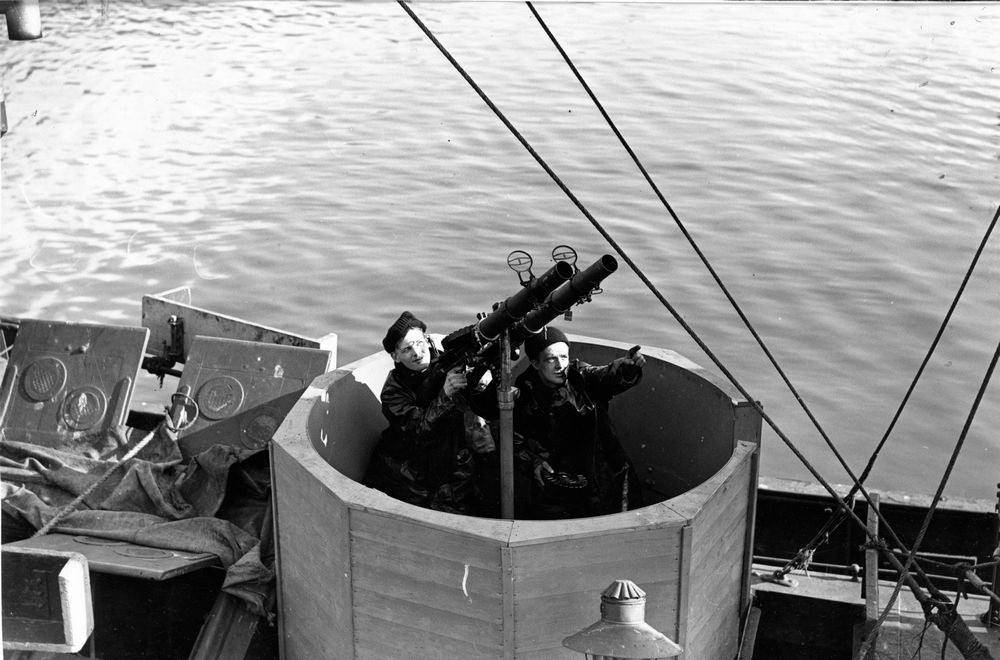 Trong giai đoạn đầu của cuộc chiến tại Thái Bình Dương, Quân đội Anh, Australia, New Zealand, Hà Lan sử dụng súng máy Lewis để chống lại quân Nhật.