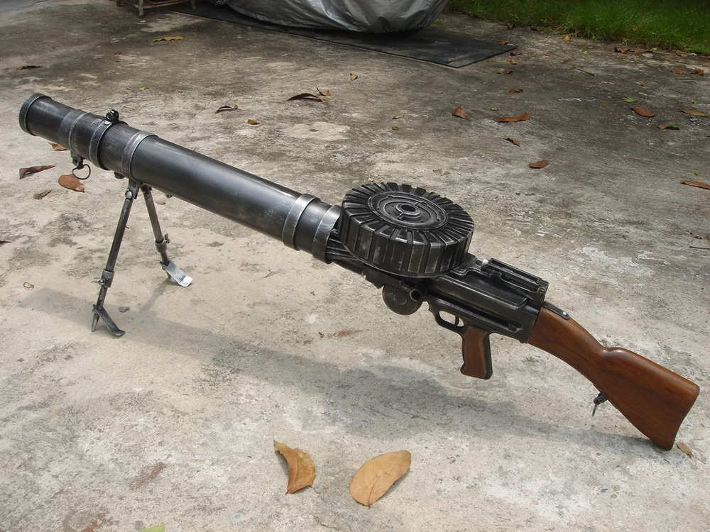 Súng có khối lượng rỗng là 13kg, chiều dài 1,28m, chiều dài nòng 67cm. Súng sử dụng cỡ đạn 7,7x56mm (cũng có phiên bản khác sử dụng 7,62x63mm, 7,62x54mm...). Hộp tiếp đạn dạng đĩa 47 hoặc 97 viên, tốc độ bắn 600 phát/phút. Sơ tốc đầu nòng 740m/s, tầm bắn hiệu quả 800m, tầm bắn tối đa 3,2km.