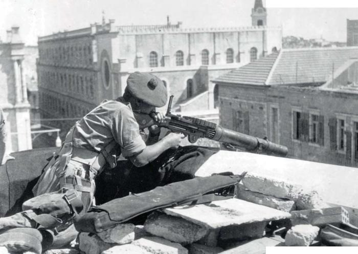 Trong Thế chiến II, súng máy Lewis trở nên lỗi thời và dần bị thay thế bởi các loại máy mới hơn như Bren tại Anh. Súng máy Lewis chỉ còn được sử dụng làm vũ khí dự bị cho các đơn vị tuyến sau hoặc sử dụng với mục đích huấn luyện.