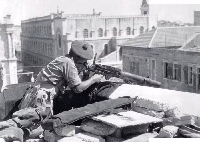 Trong Thế chiến II, súng máy Lewis trở nên lỗi thời và dần bị thay thế bởi các loại máy mới hơn như Bren tại Anh. Súng máy Lewis chỉ còn được sử dụng làm vũ khí dự bị cho các đơn vị tuyến sau hoặc sử dụng với mục đích huấn luyện.