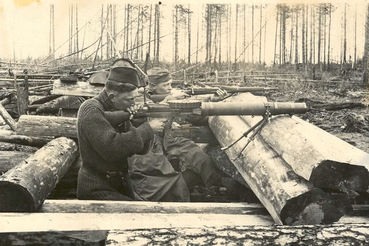 Lục quân Mỹ không đưa Lewis vào biên chế do Tướng William Crozier có mâu thuẫn với Isaac Lewis (Lục quân Mỹ tại châu Âu ban đầu sử dụng súng Chauchat của Pháp, tới năm 1918 thì chuyển sang dùng BAR). Phiên bản sản xuất tại Anh sử dụng đạn .303 (7,7x56mm) và phiên bản sản xuất tại Mỹ sử dụng đạn .30-06 (7,62x63mm).