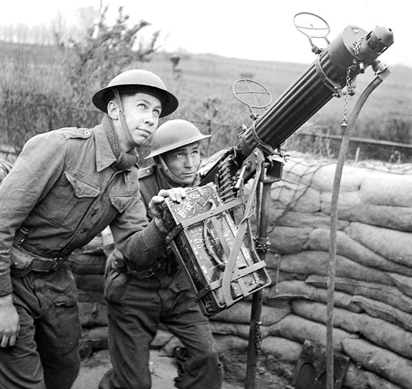 Trong Thế chiến I, đây là một vũ khí cơ động và hiệu quả của Quân đội Anh và Thuỷ quân Lục chiến Mỹ. Súng máy Lewis có khối lượng nhẹ hơn hẳn những khẩu súng Vickers nặng nề thời kỳ đó, đồng thời cũng có thời gian sản xuất thấp hơn đến 80% so với Vickers.