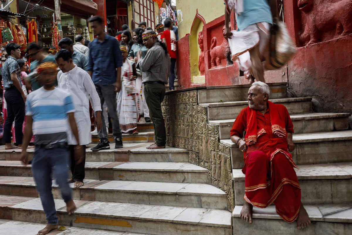  Ngôi đền Kamakhya, thuộc phái Mật Tông (kết hợp giữa Ấn Độ giáo và Phật giáo), tọa lạc ở tỉnh Guwahati, cửa ngõ vào vùng Đông Bắc Ấn Độ. Ngôi đền được đặt tên theo Nữ thần Kamakhya (còn được gọi là “nữ thần chảy máu”), vị thần mà người dân địa phương thờ phụng. Họ giữ gìn những nghi lễ của tổ tiên và tin vào huyền thoại về tình yêu thiêng liêng. Đền Kamakhya có lịch sử ít nhất từ thế kỷ thứ 8 sau Công nguyên, tuy nhiên, có thể ngôi đền đã xuất hiện từ trước đó. Ảnh: Alexey Terentyev/Izvestia.