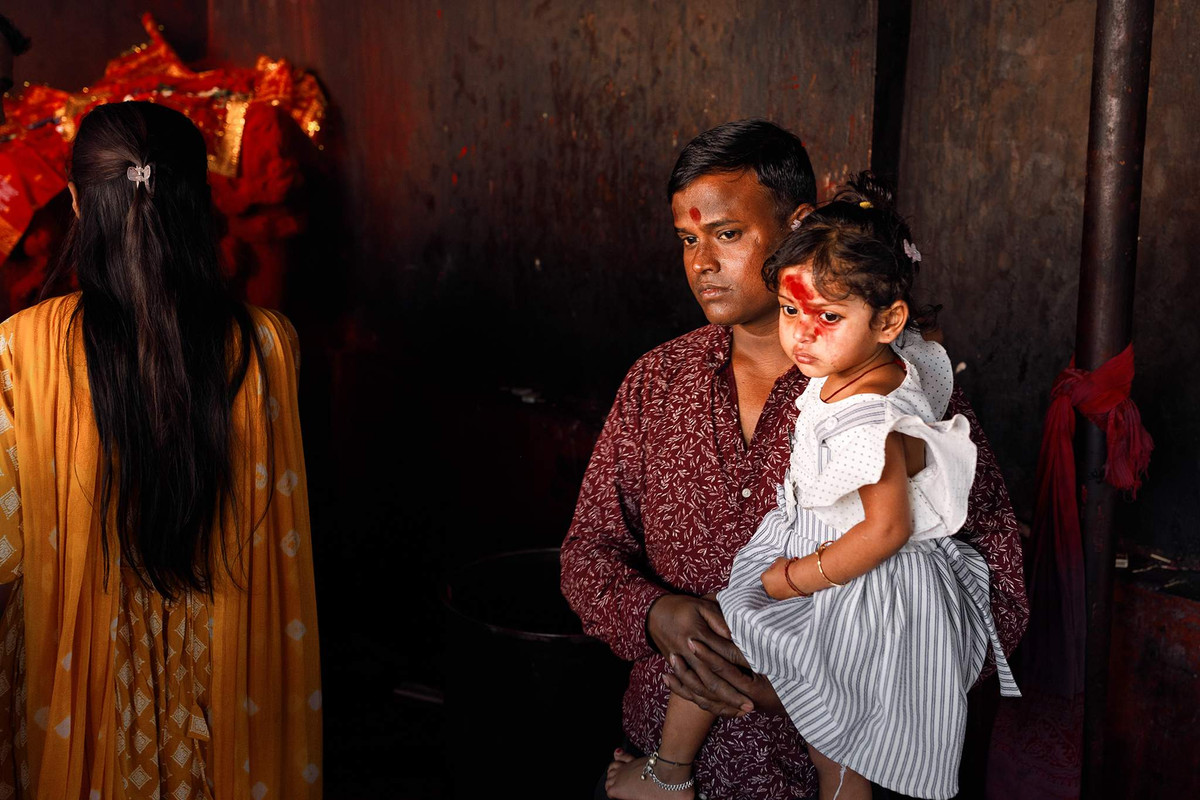 Các tín đồ tụ tập ở cổng đền từ trước khi mặt trời mọc và xếp thành hai hàng: Một hàng miễn phí và một hàng trả tiền. Tuy nhiên, ngay cả khi đứng ở hàng trả tiền, cũng không thể đảm bảo rằng tín đồ đó sẽ đạt được mục tiêu thiêng liêng vì số lượng người quá đông. Ảnh: Alexey Terentyev/Izvestia.