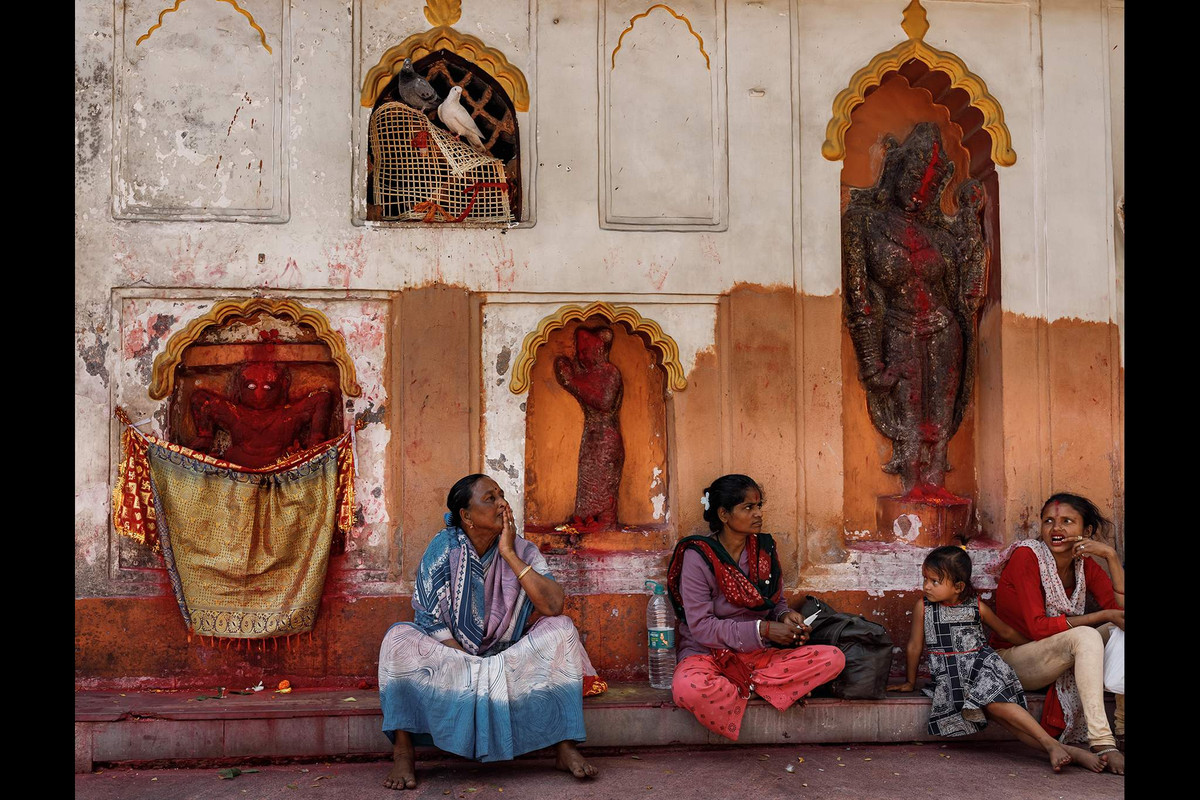 Nước của sông Brahmaputra gần ngôi đền chỉ đỏ trong ba ngày trong năm, vì vậy các tín đồ sẽ cố gắng bằng mọi cách để hành lễ tại đây. Ảnh: Alexey Terentyev/Izvestia.