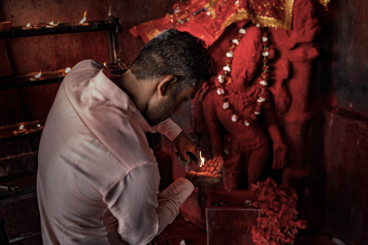 Khu phức hợp đền thờ được tạo thành từ nhiều ngôi đền riêng lẻ. Ngôi đền chính là một hang nhỏ với tảng đá, vết nứt của nó chứa đầy nước. Đây chính là vật thờ duy nhất của ngôi đền - Yoni, sinh thực khí của nữ thần. Ảnh: Alexey Terentyev/Izvestia.