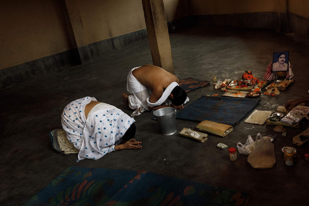 Để giúp Shiva nguôi giận, thần Vishnu đã cắt thi thể của Sati ra làm 108 mảnh. Nơi những mảnh thi thể rơi xuống được gọi là Shakti. Ngôi đền Kamakhya được dựng ở nơi tử cung và bộ phận sinh dục của Sati rơi xuống. Ảnh: Alexey Terentyev/Izvestia.