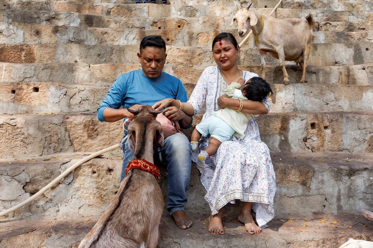 Người dân địa phương tin rằng sức mạnh của tình yêu có thể ban cho họ con cái, và họ cầu nguyện điều này từ các đấng tối cao. Ảnh: Alexey Terentyev/Izvestia.