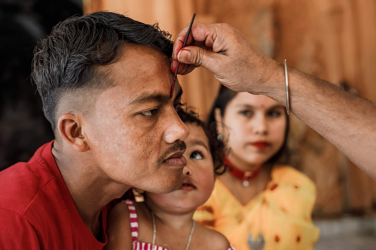 Truyền thuyết kể rằng, nàng Sati đã cãi nhau với chồng là thần Shiva để được đến dự lễ cúng tế của cha mình. Dù Shiva không đồng ý, Sati vẫn đi. Tại buổi lễ, cha của Sati, là Daksha, đã sỉ nhục chồng nàng. Sati tức giận và trong lúc cảm thấy mất mặt, nàng đã nhảy vào lửa tự vẫn. Khi Shiva biết tin, ông phát điên vì giận dữ, đặt thi thể của Sati lên vai và nhảy điệu hủy diệt. Ảnh: Alexey Terentyev/Izvestia.