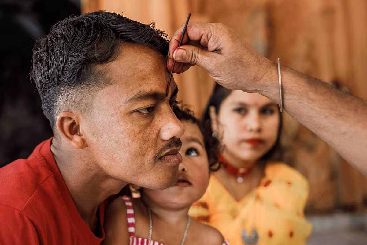 Truyền thuyết kể rằng, nàng Sati đã cãi nhau với chồng là thần Shiva để được đến dự lễ cúng tế của cha mình. Dù Shiva không đồng ý, Sati vẫn đi. Tại buổi lễ, cha của Sati, là Daksha, đã sỉ nhục chồng nàng. Sati tức giận và trong lúc cảm thấy mất mặt, nàng đã nhảy vào lửa tự vẫn. Khi Shiva biết tin, ông phát điên vì giận dữ, đặt thi thể của Sati lên vai và nhảy điệu hủy diệt. Ảnh: Alexey Terentyev/Izvestia.