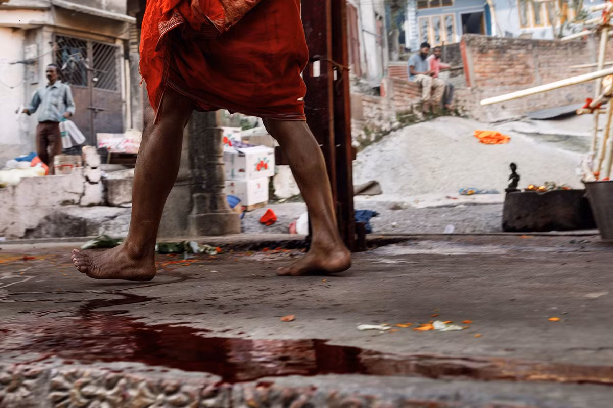 Lễ hội diễn ra trong ba ngày, khi nước sông Brahmaputra chuyển sang màu đỏ. Ảnh: Alexey Terentyev/Izvestia.