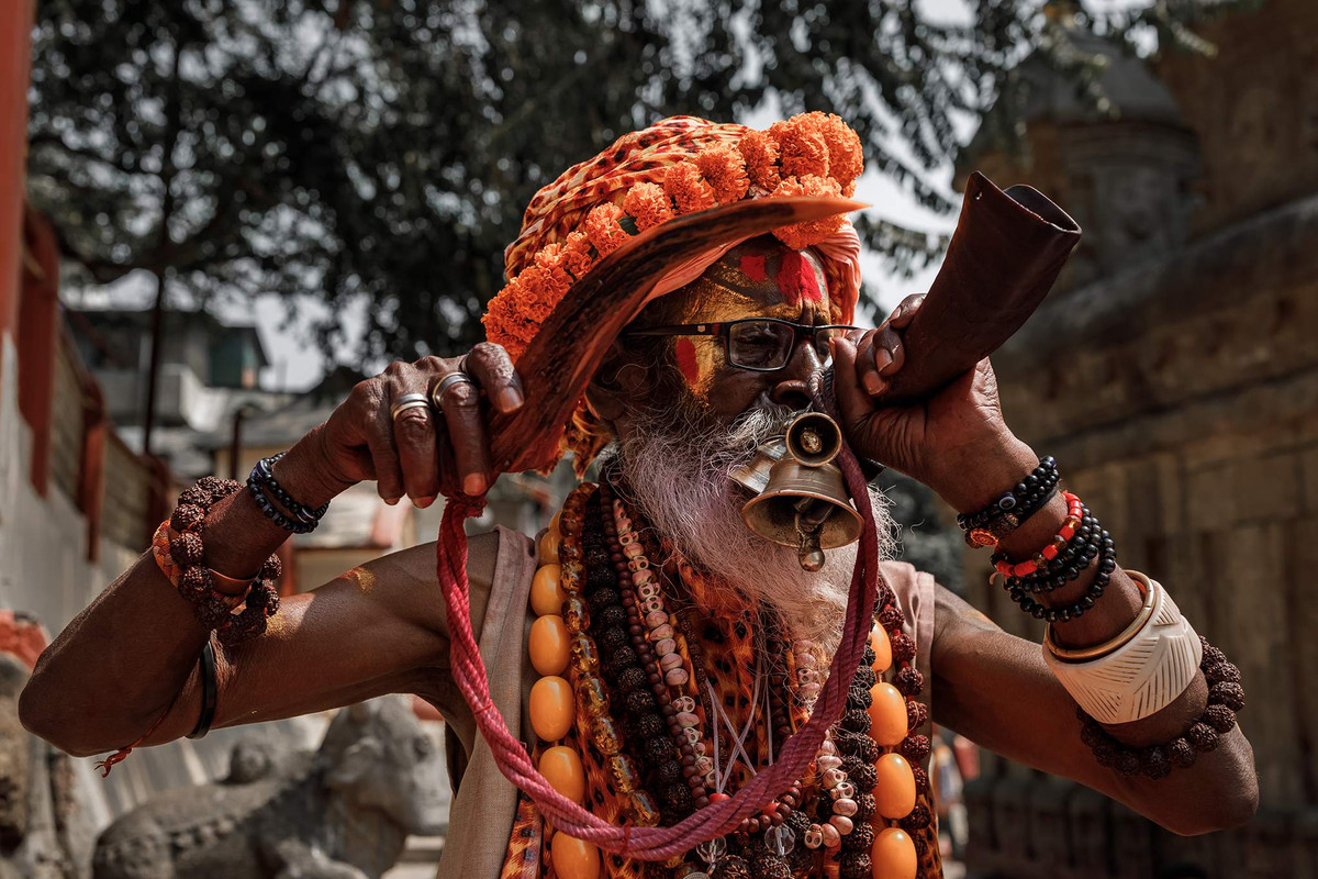 Trong số dòng người hành hương đổ về khu vực này mỗi năm, không chỉ có những người dân bình thường mà còn có những tu sĩ sống khổ hạnh, hiến dâng cuộc đời mình cho Hindu giáo - sadhu. Ảnh: Alexey Terentyev/Izvestia.