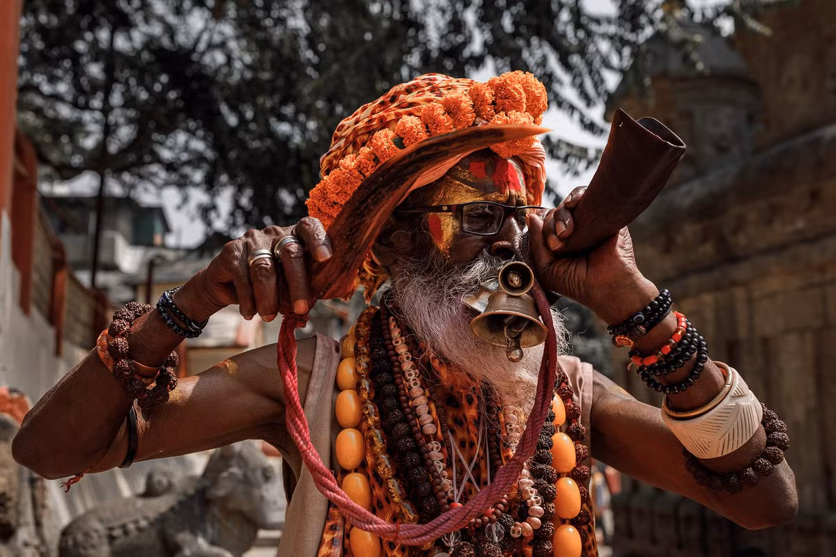 Trong số dòng người hành hương đổ về khu vực này mỗi năm, không chỉ có những người dân bình thường mà còn có những tu sĩ sống khổ hạnh, hiến dâng cuộc đời mình cho Hindu giáo - sadhu. Ảnh: Alexey Terentyev/Izvestia.