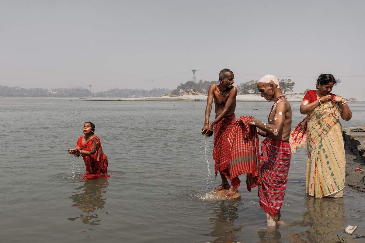 Văn hóa địa phương hòa quyện sâu sắc với dòng sông thiêng Brahmaputra, gần ngôi đền Kamakhya. Đây là một trong những con sông lớn nhất và linh thiêng nhất ở Ấn Độ. Ảnh: Alexey Terentyev/Izvestia.