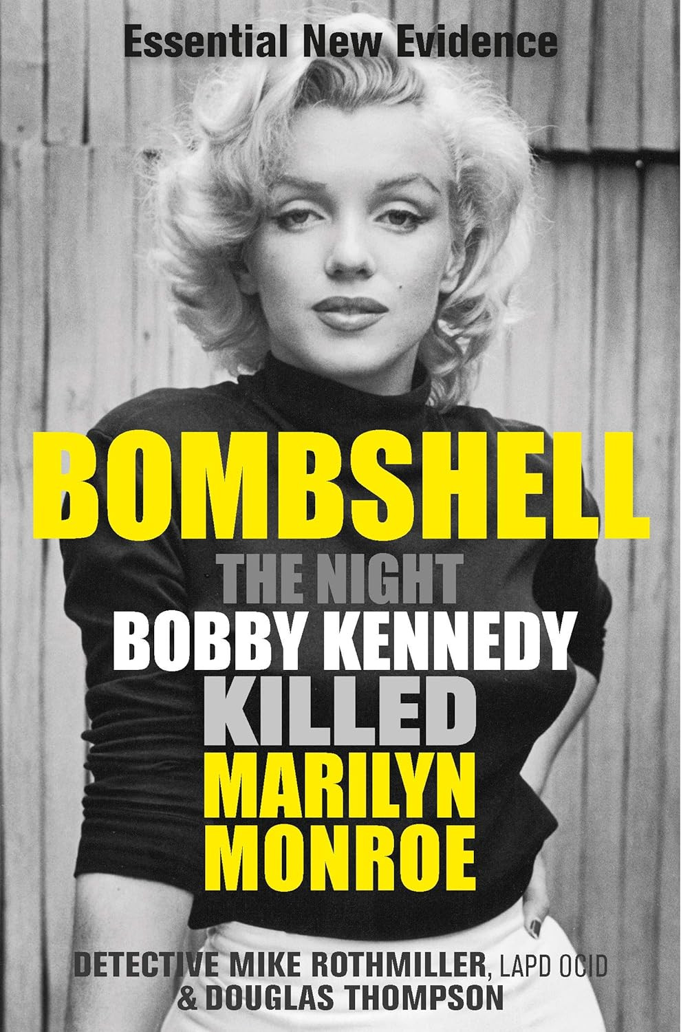 Trước đó, trong cuốn sách "Bombshell: The Night Bobby Kennedy Killed Marilyn Monroe" (tạm dịch "Bom tấn: Trong đêm Bobby Kennedy sát hại Marilyn Monroe"), cựu thám tử Mike Rothmiller tuyên bố, Marilyn Monroe đã bị Bobby Kennedy đầu độc bằng một loại thuốc tối mật do CIA phát minh ra nhằm ngăn cản cô công khai chuyện của mình với hai anh em. Ảnh: Bìa sách "Bombshell: The Night Bobby Kennedy Killed Marilyn Monroe" (Nguồn: Amazon).