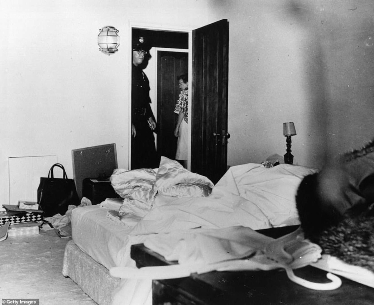 3 tháng sau, vào rạng sáng ngày 5/8/1962, cô được phát hiện tử vong vì dùng thuốc an thần quá liều. Ảnh: Nơi phát hiện Monroe tử vong (Nguồn: Getty Images).
