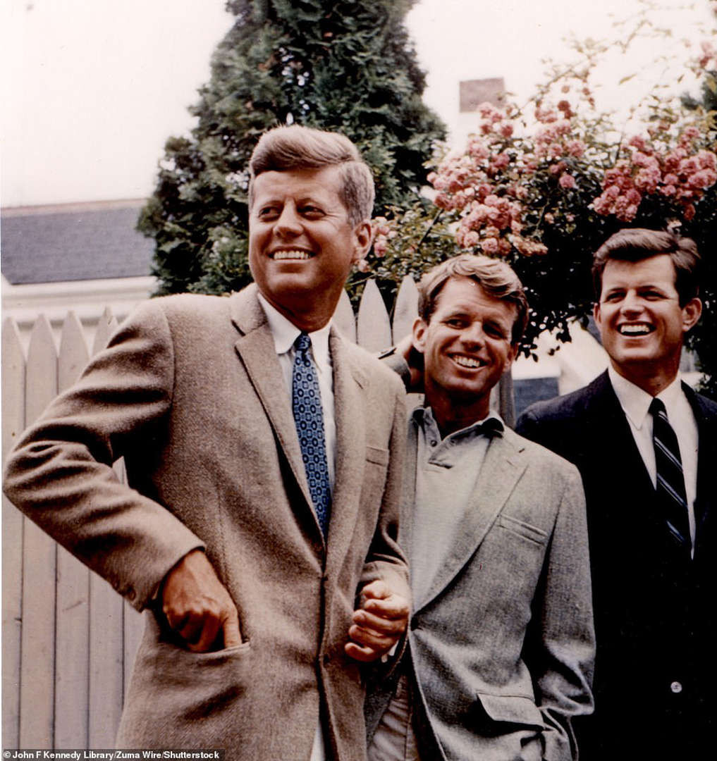 Bobby yêu cầu cô đưa đoạn băng ghi âm, nhưng Marilyn tỏ vẻ "không biết" cuộn băng nào. Cô được phát hiện tử vong vào sáng sớm hôm sau, nằm úp mặt trên giường, không mặc quần áo, và tay cầm điện thoại. Ảnh: Anh em nhà Kennedy (Nguồn: Shutterstock).