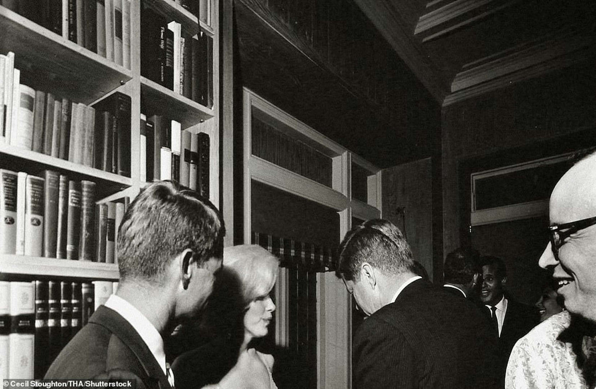 Maureen Callahan viết, ngay trước buổi biểu diễn, Marylin Monroe đã ở cùng với Robert Kennedy. Hôm đó, bức ảnh duy nhất của cả ba người đã được chụp, trong đó Marilyn đứng giữa, Robert và John quay lưng lại với máy ảnh. Đây cũng là lần xuất hiện cuối cùng trước công chúng của Marilyn Monroe. Ảnh: Marilyn và 2 anh em nhà Kennedy (Nguồn: Shutterstock).