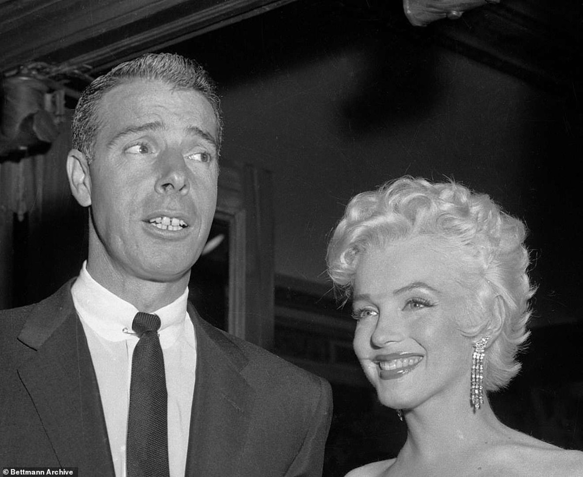 Joe DiMaggio, người chồng thứ hai của Marilyn, đã cấm cả hai anh em nhà Kennedy dự đám tang của cô. Nhiều năm sau, DiMaggio nói: “Tôi biết ai đã giết cô ấy, nhưng tôi không muốn gây ra một trận sóng gió ở đất nước này”. Ảnh: Marilyn Monroe và DiMaggio (Nguồn: Bettman Archive).