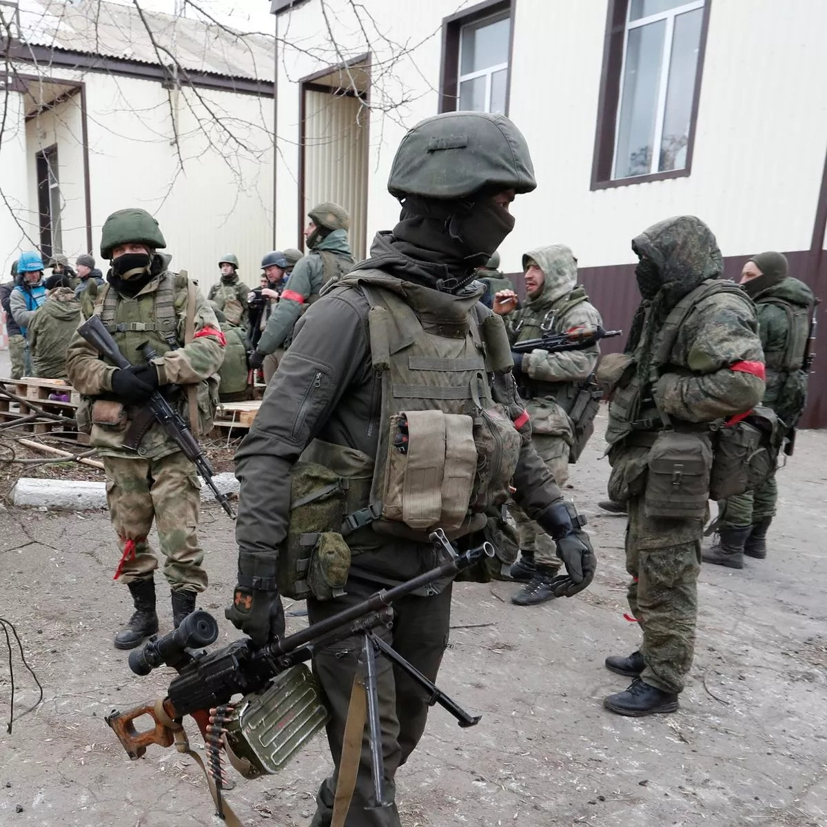 Cụm phía Nam của Quân đội Nga ban đầu bao gồm các Lực lượng Lục quân thuộc quyền quản lý của Quân khu phía Nam, được tăng cường thêm một số đơn vị của Lực lượng Dù, Hải quân đánh bộ và Lực lượng phòng thủ ven biển.