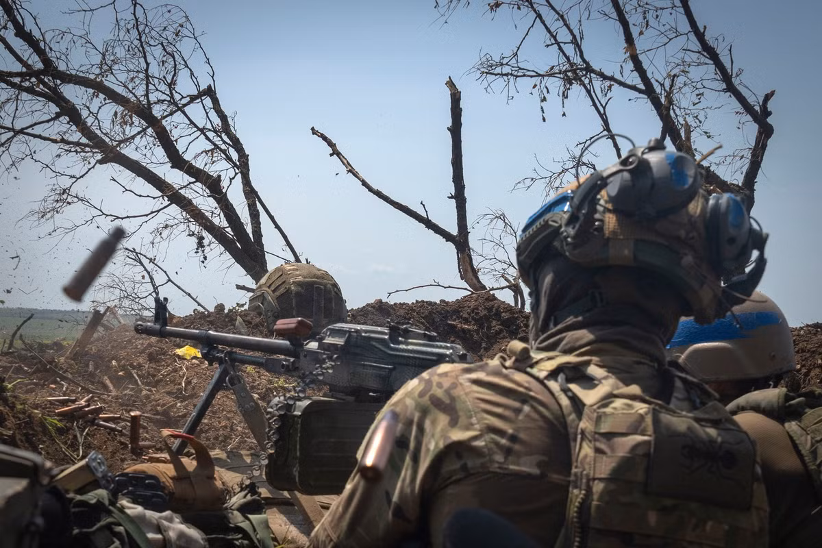Kể từ đầu năm 2024, Quân đội Nga ngày càng tích cực hơn trong các hoạt động tấn công, trong khi Quân đội Ukraine về cơ bản chuyển sang phòng thủ toàn tuyến. Ảnh: The Atlantic.