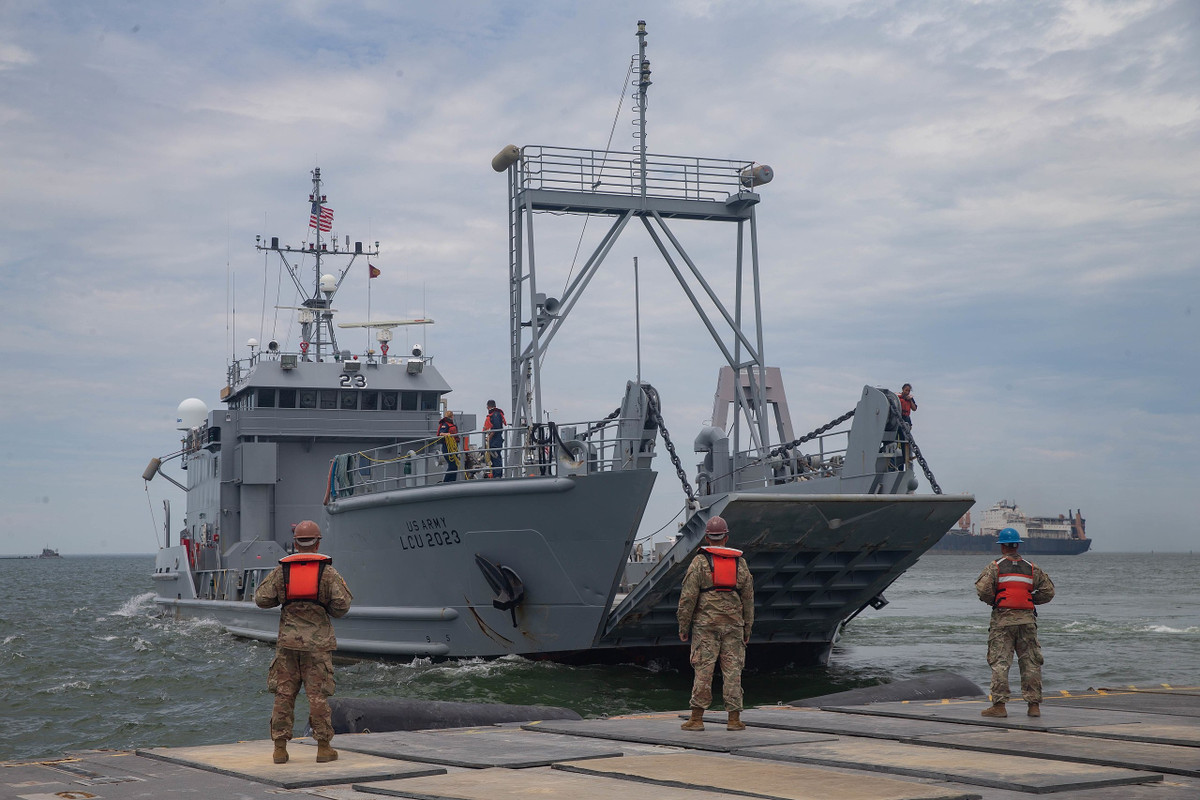 Xếp tiếp theo là tàu đổ bộ (LCU) của Lục quân. LCU cho phép Quân đội Mỹ di chuyển binh lính và thiết bị vào các khu vực có địa hình khó khăn, hoặc các càng biển bị hư hại trong chiến đấu. Ảnh: Wikipedia Commons.